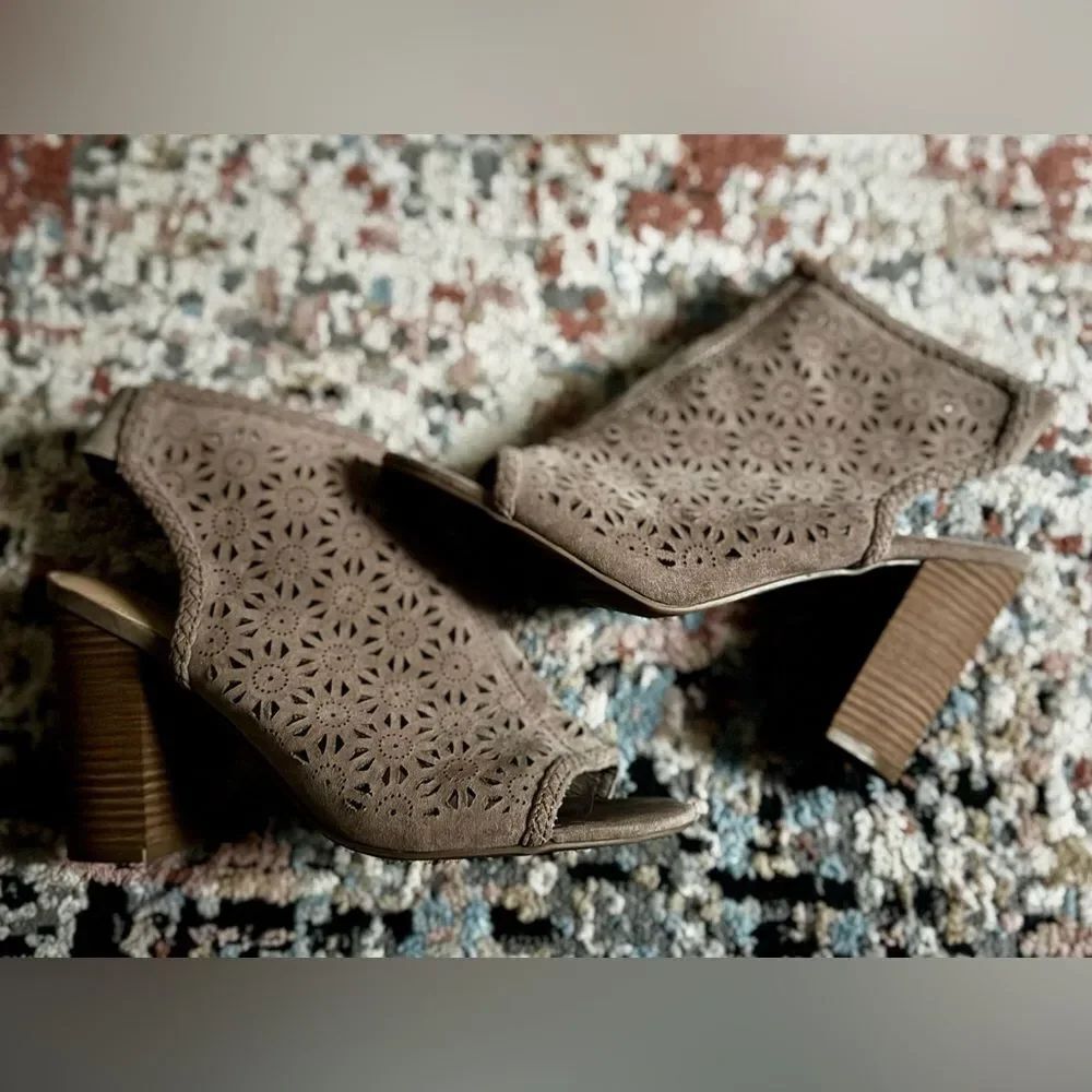 LC Lauren Conrad Tan Heels